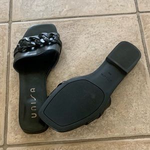 Unisa sandals with details.
